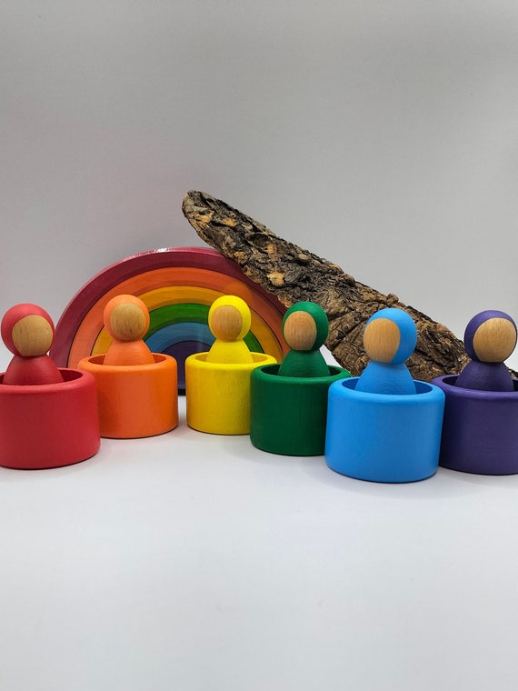 Arc-en-ciel et figurines en bois coloré